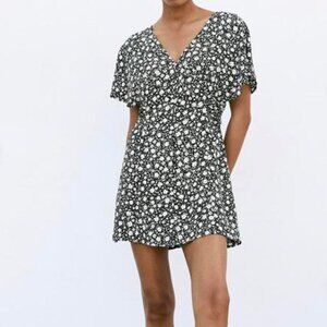 Zara Daisy Floral mini Vneck Dress Black & white Women's size S NWT